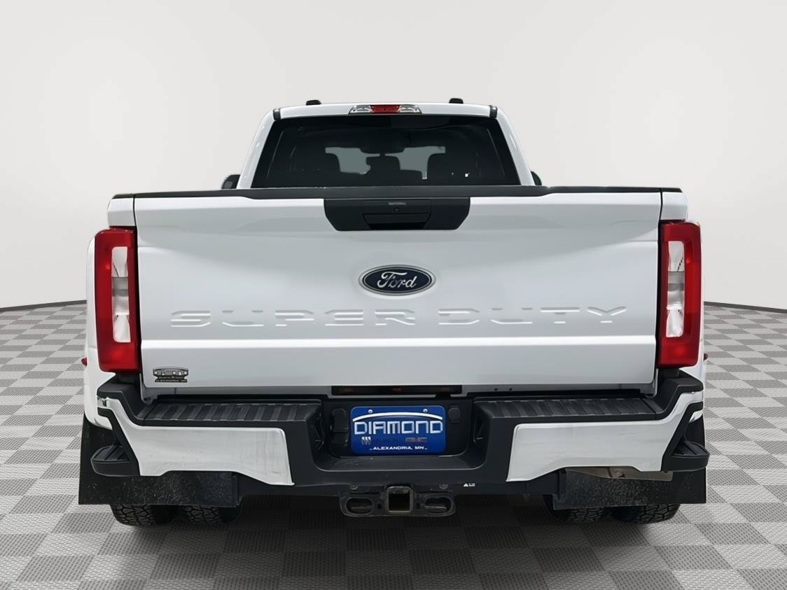 Used 2023 Ford F350 4x4 Crew Cab DRW Super Duty image 4
