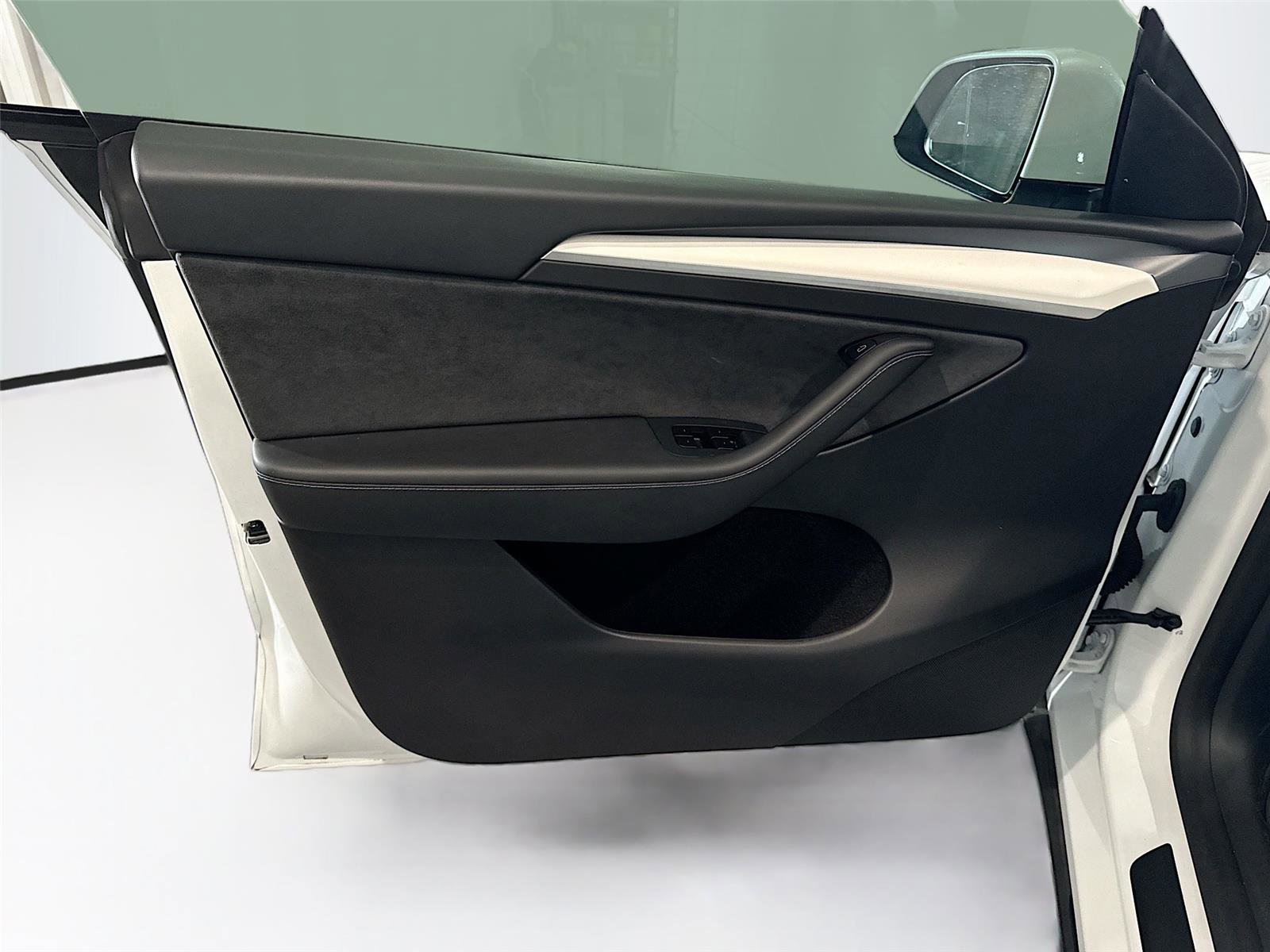 Used 2025 Tesla Model Y Long Range AWD/4WD image 9