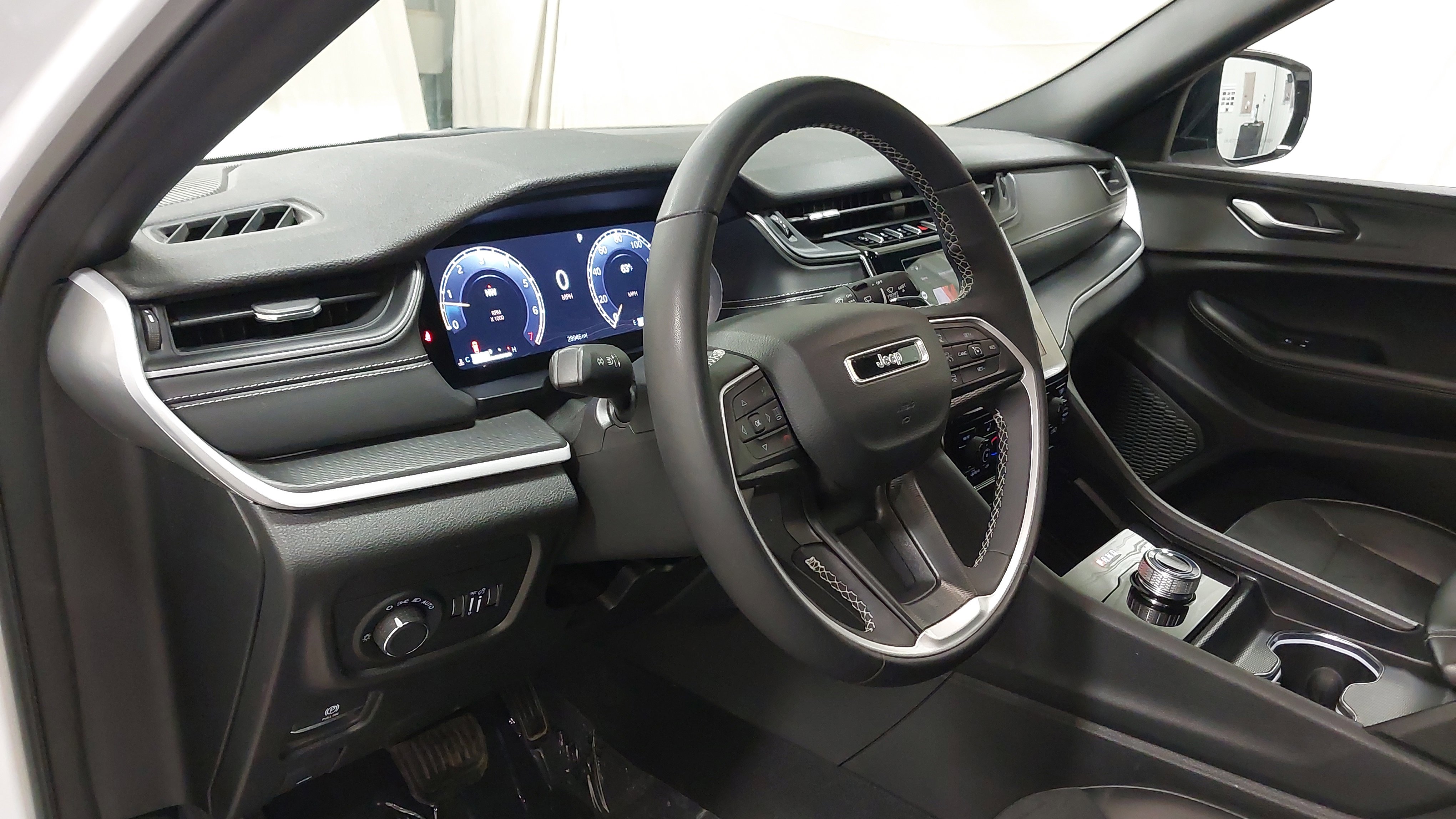 Used 2024 Jeep Grand Cherokee L Laredo image 17