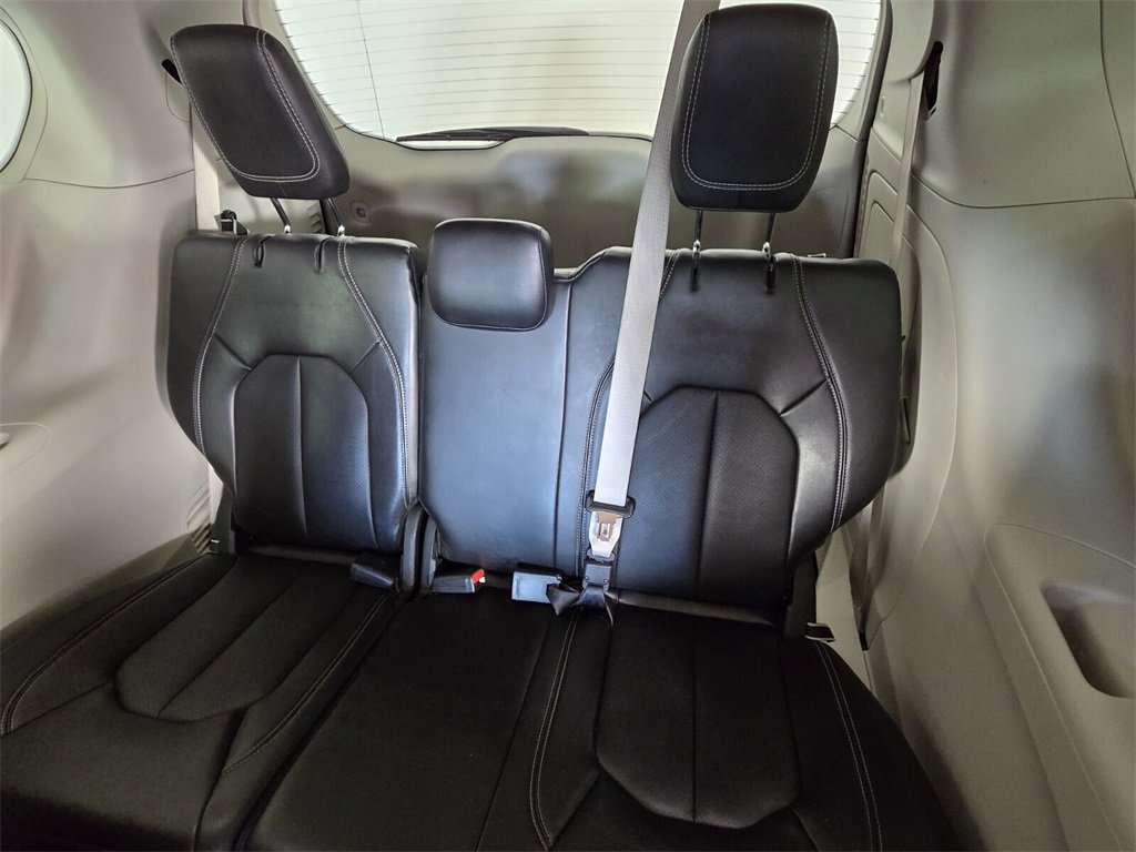 Used 2024 Chrysler Pacifica Select image 9