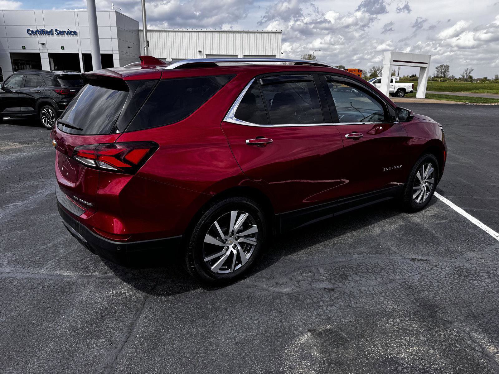 Used 2024 Chevrolet Equinox Premier AWD/4WD image 2