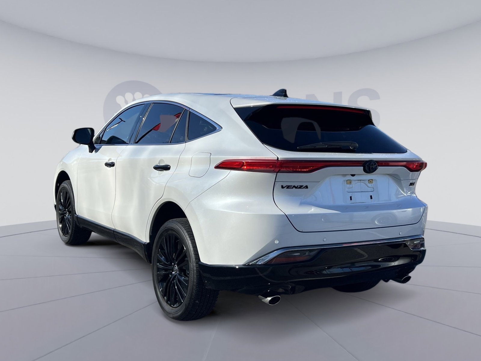 Used 2023 Toyota Venza Nightshade image 4