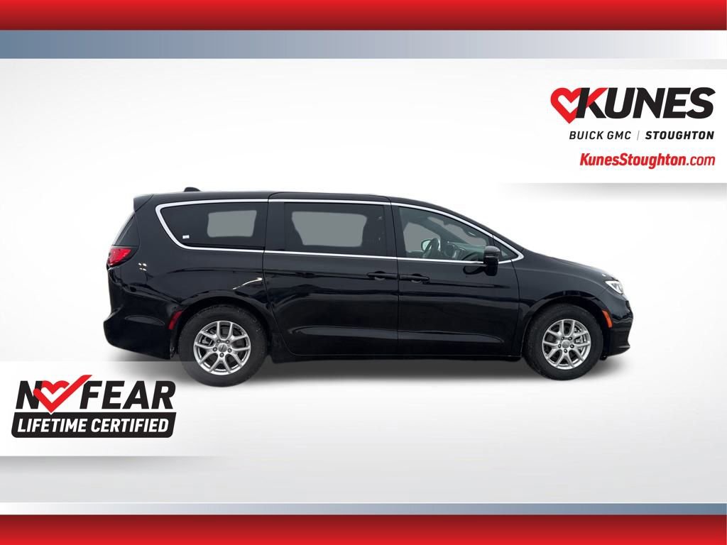 Used 2025 Chrysler Pacifica Select image 13