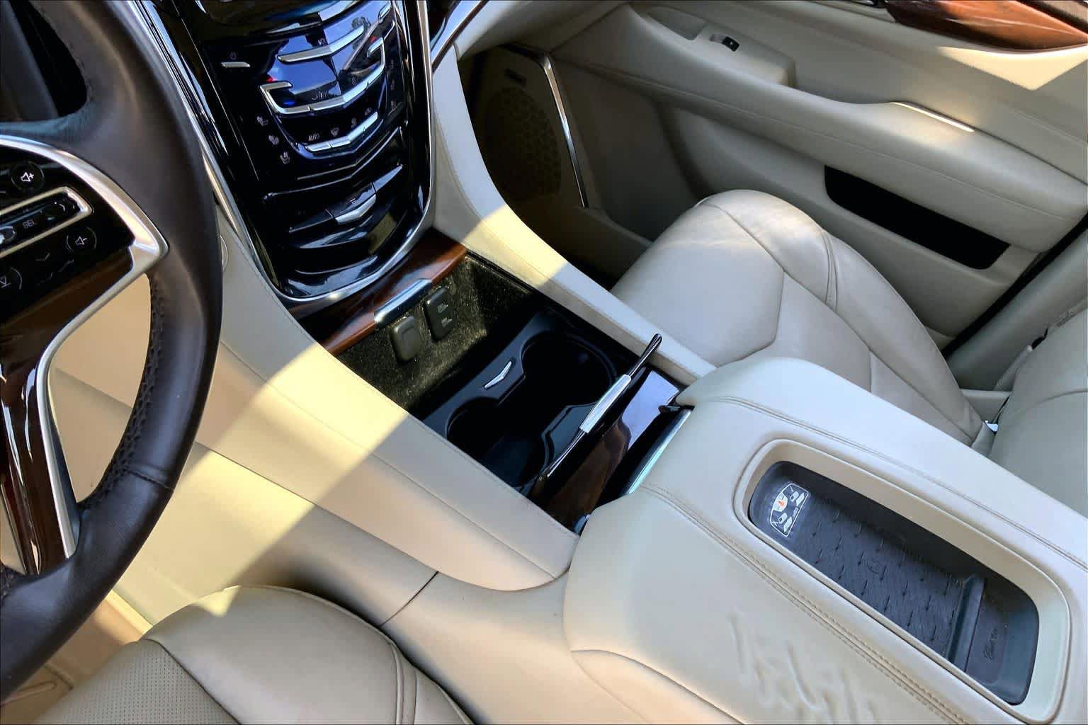 Used 2017 Cadillac Escalade Luxury AWD/4WD image 16