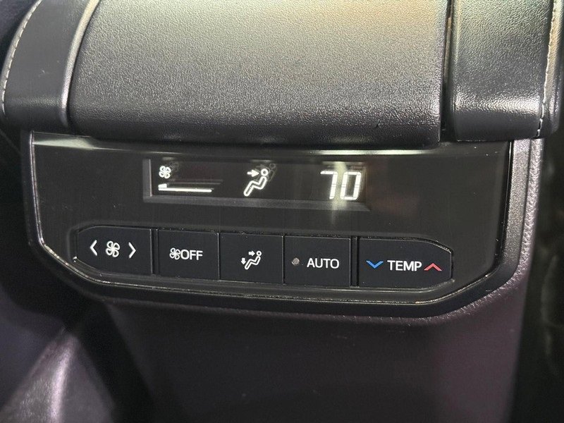 Used 2024 Toyota Highlander XLE image 14