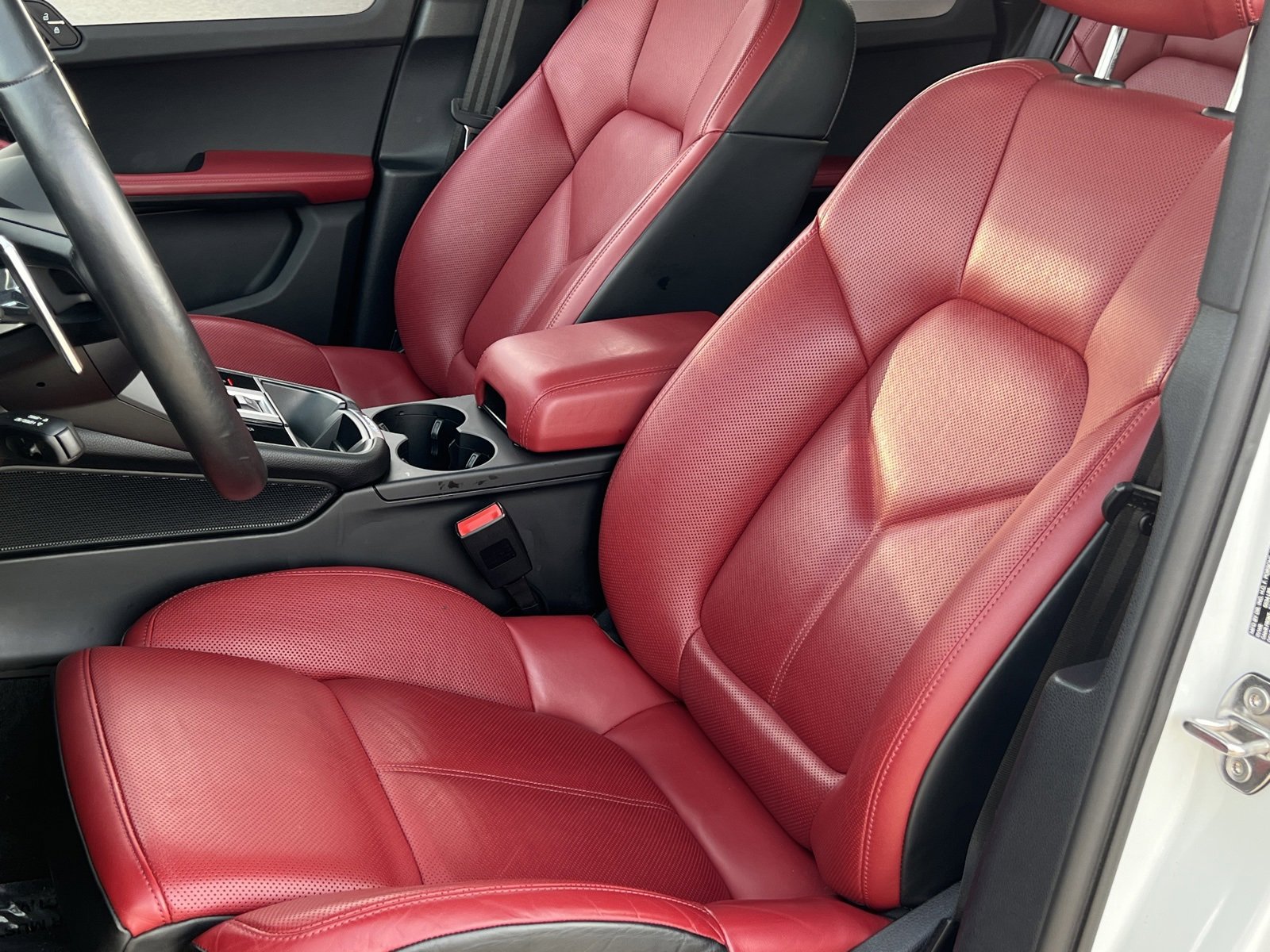 Certified 2024 Porsche Macan image 5