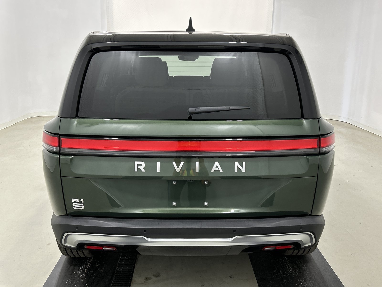 Used 2024 Rivian R1S Adventure AWD/4WD image 4