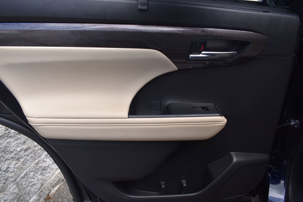 Certified 2024 Toyota Highlander Limited AWD/4WD image 19