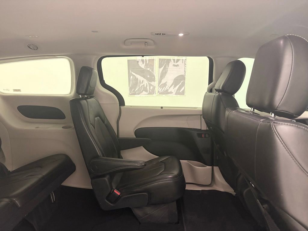 Used 2023 Chrysler Pacifica Touring-L FWD image 34