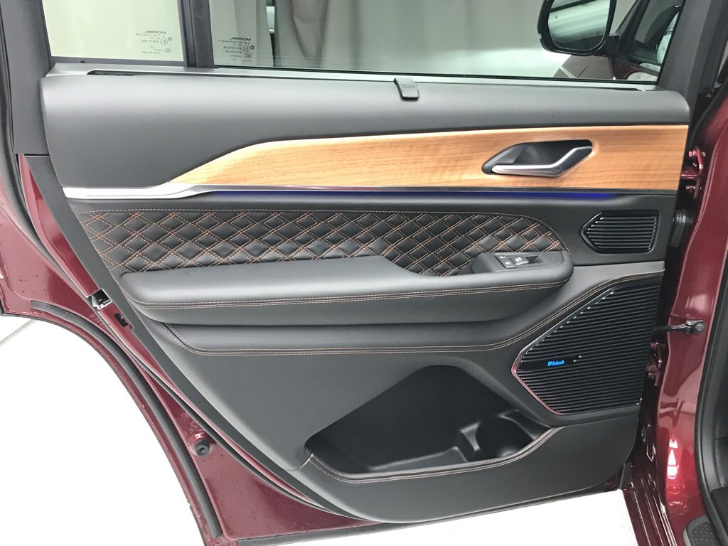 New 2026 Jeep Grand Cherokee L Summit image 8