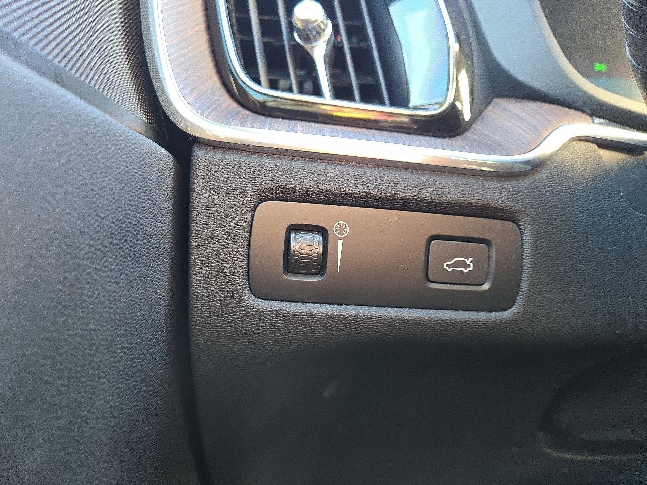 Used 2022 Volvo XC60 B5 Momentum image 24