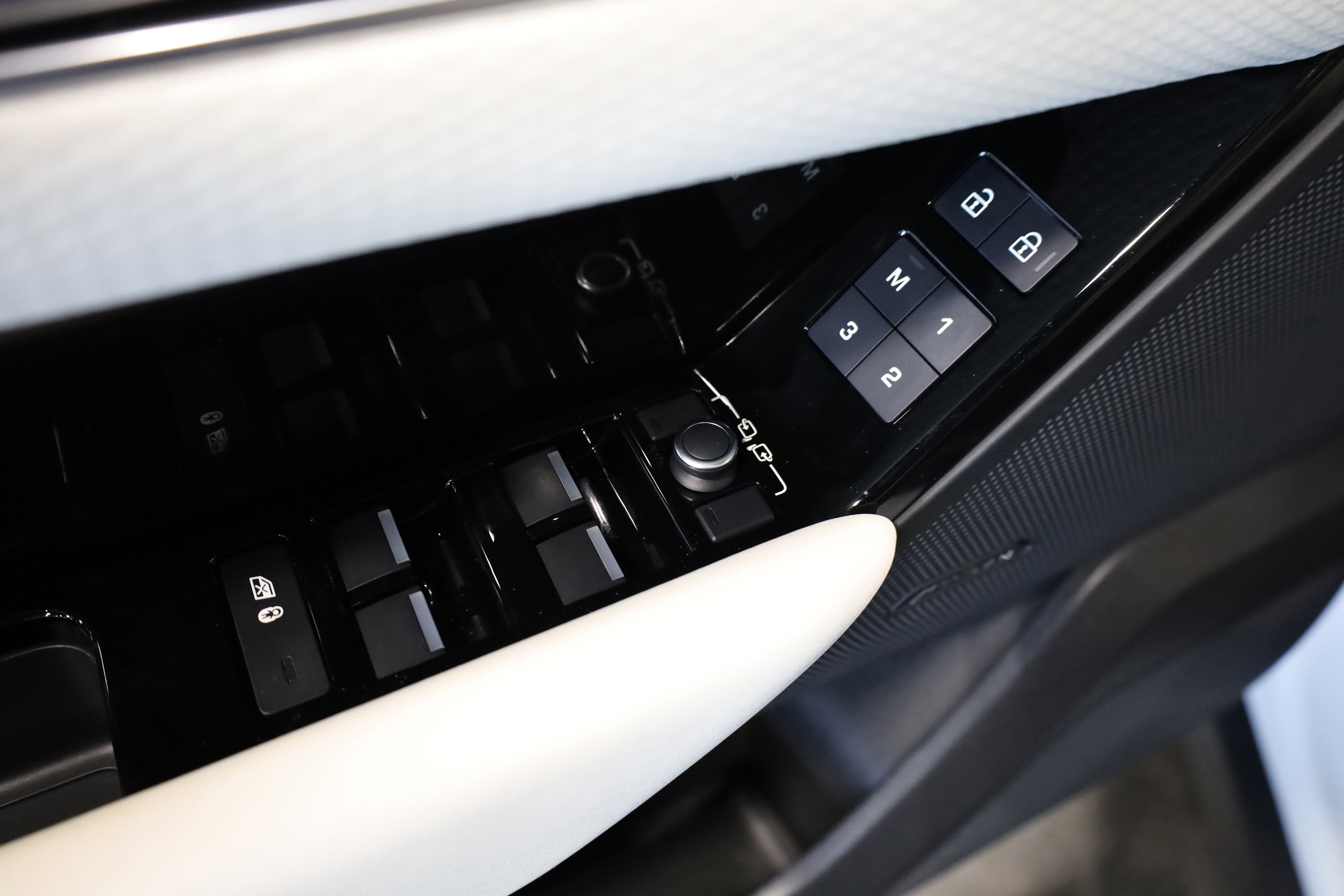 Used 2023 Land Rover Range Rover Velar R-Dynamic S image 15