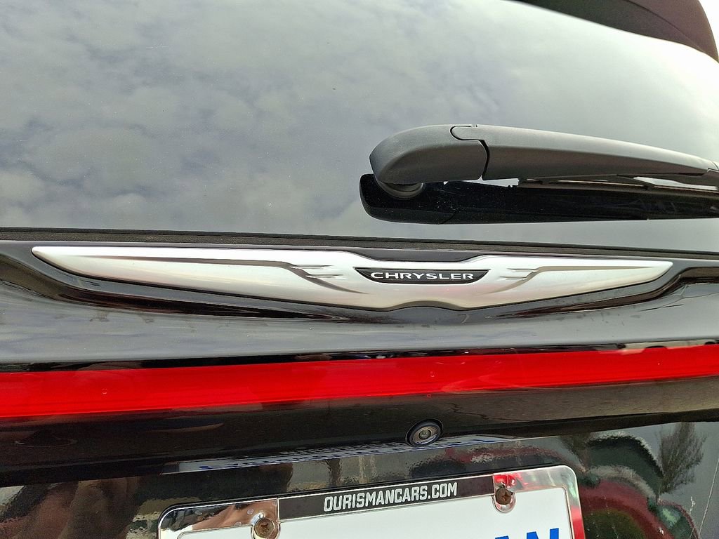 Used 2023 Chrysler Pacifica Touring-L image 32
