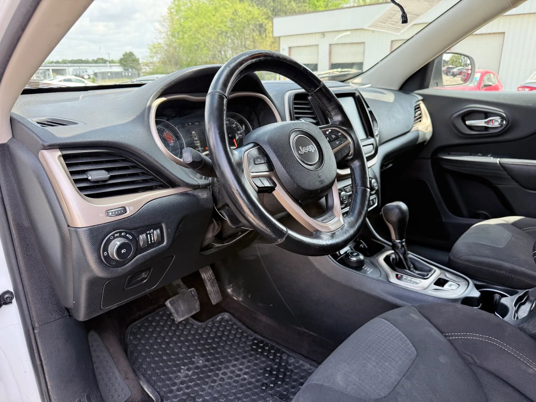 Used 2016 Jeep Cherokee Latitude w/ Cold Weather Group AWD/4WD image 17