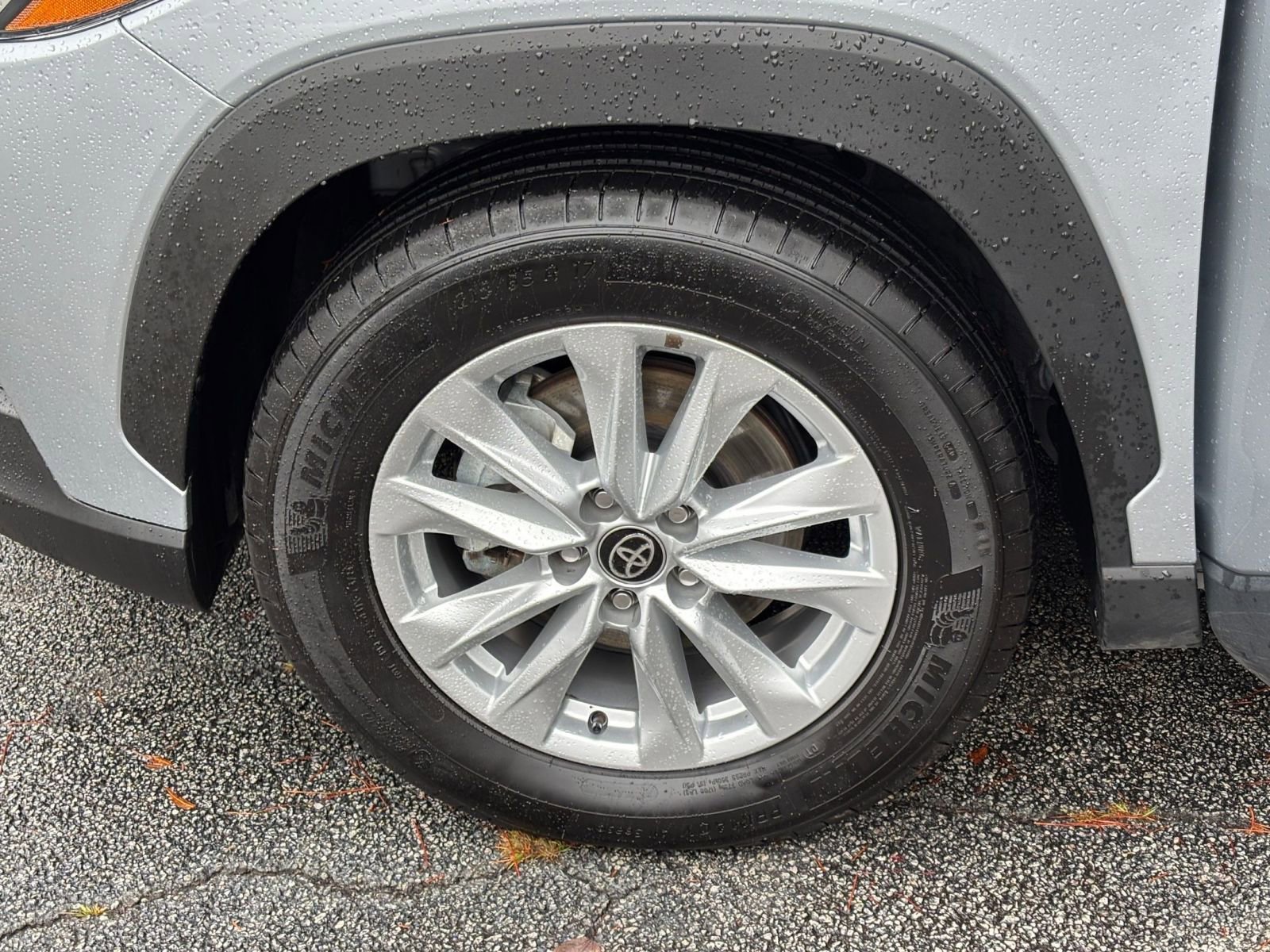 Used 2025 Toyota Corolla Cross LE image 30