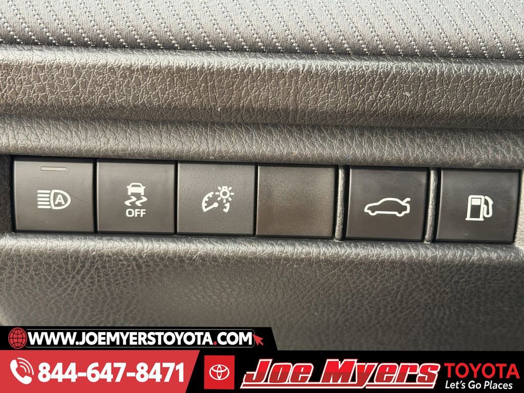 Used 2025 Toyota Camry SE image 25
