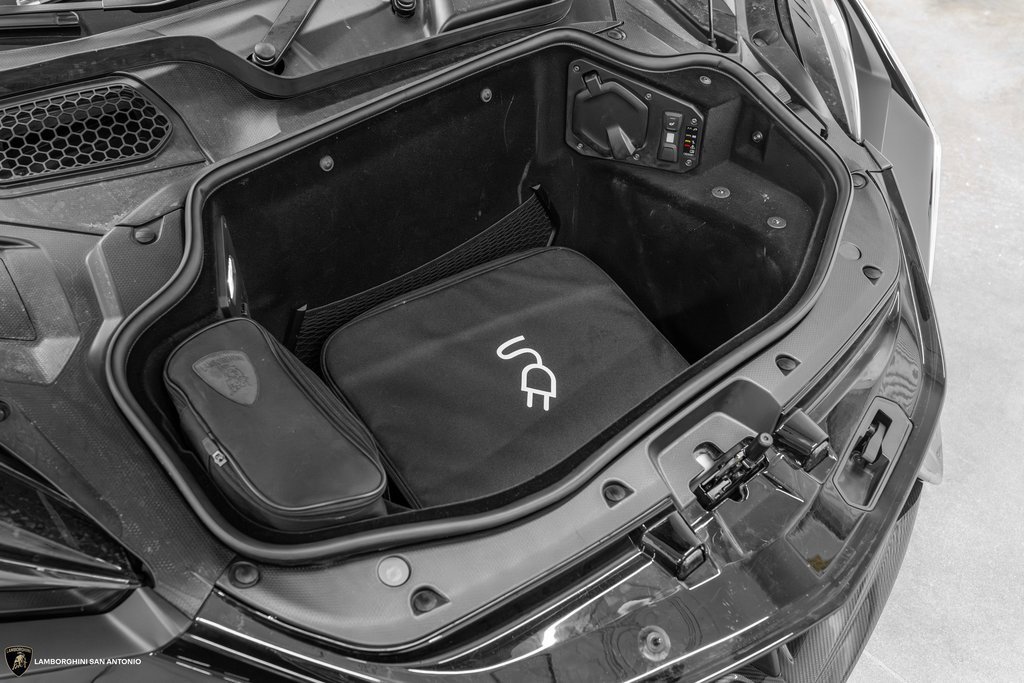 Used 2024 Lamborghini Revuelto image 14