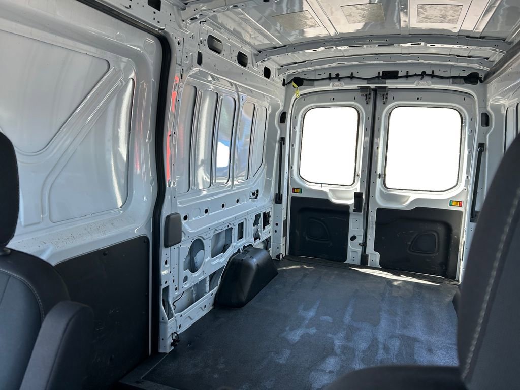 Used 2022 Ford E-Transit Medium Roof image 14