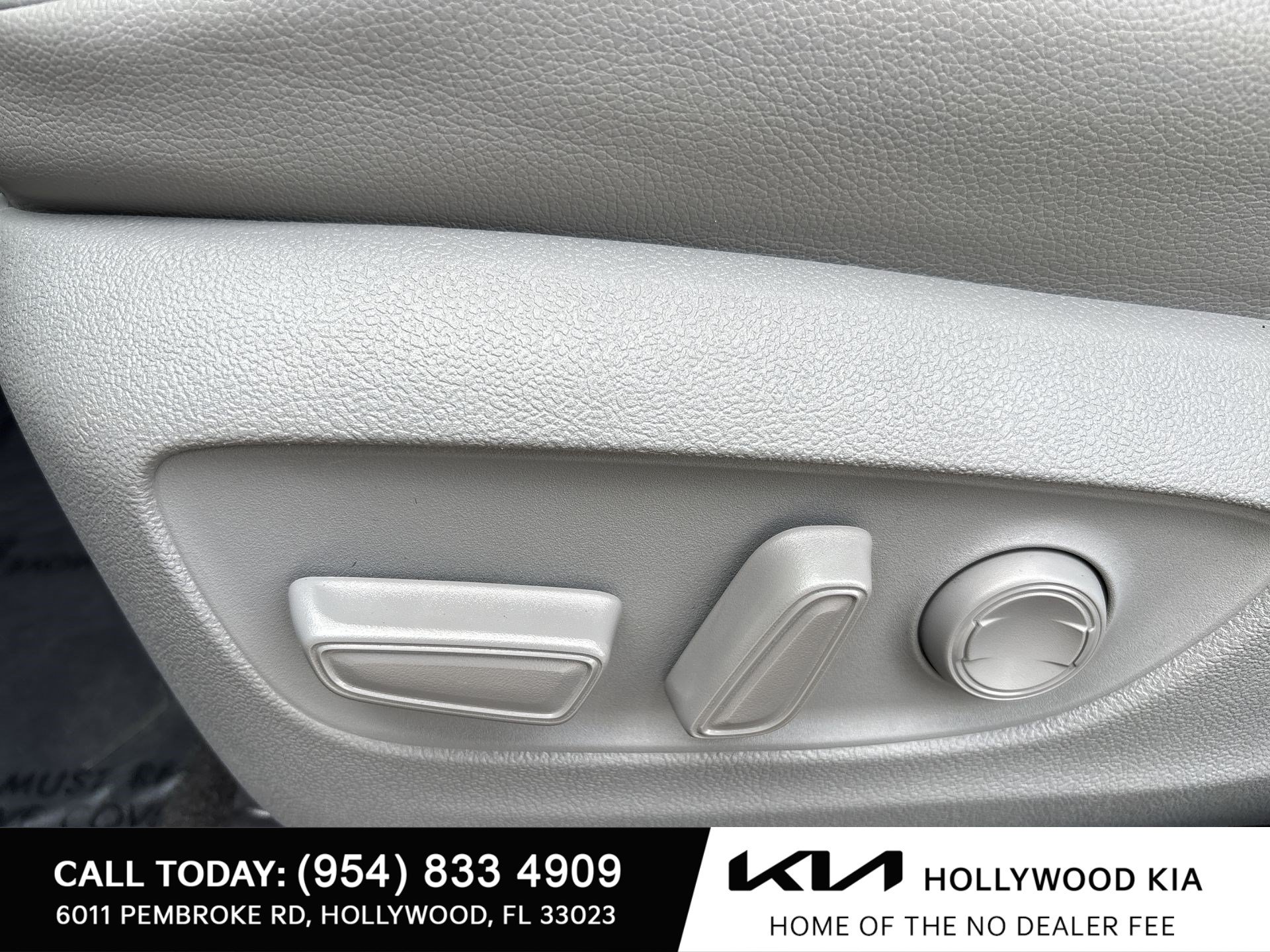Used 2025 Toyota Highlander XLE AWD/4WD image 14