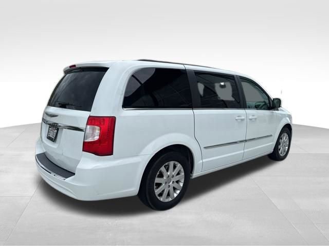 Used 2015 Chrysler Town & Country Touring image 7