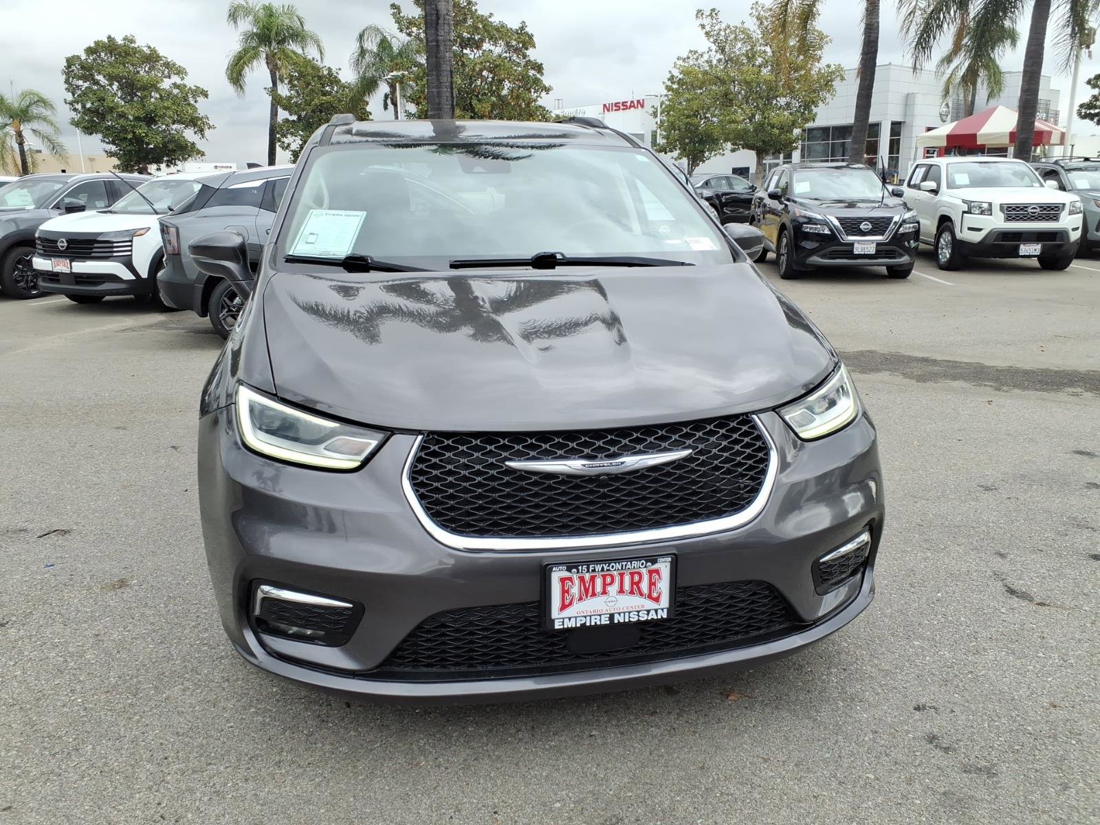 Used 2022 Chrysler Pacifica Touring-L image 2