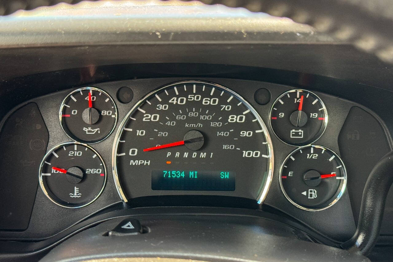 Used 2018 Chevrolet Express 2500 w/ Driver Convenience Package RWD image 25