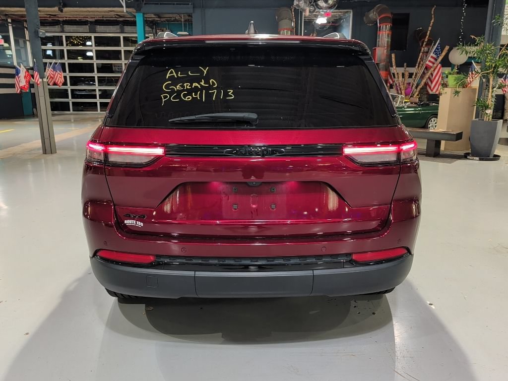 Used 2023 Jeep Grand Cherokee Altitude AWD/4WD image 10