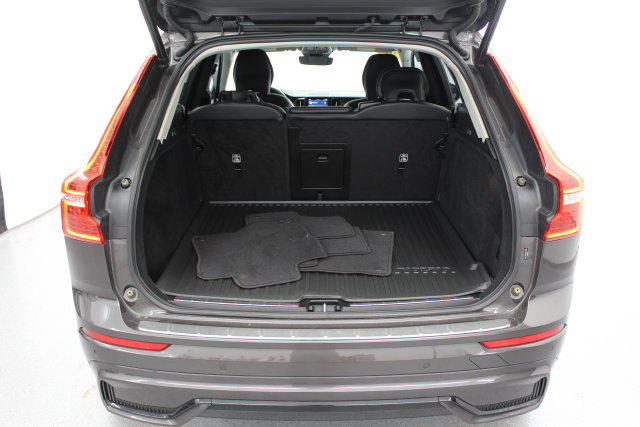 Used 2023 Volvo XC60 B5 Plus w/ Protection Package Premier AWD/4WD image 8