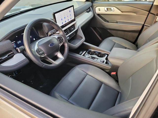 Used 2025 Ford Explorer Active w/ Active Comfort Package image 3