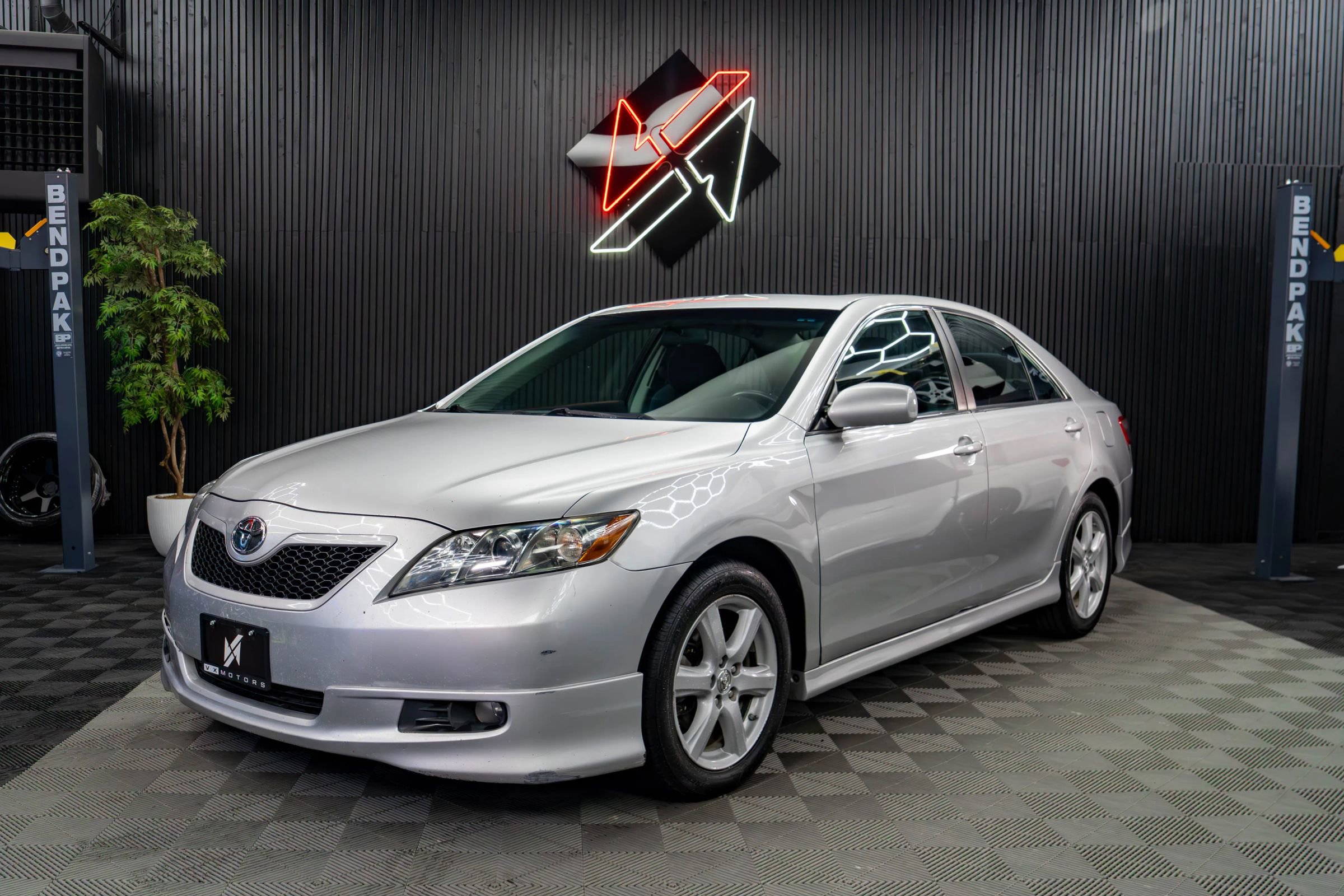 Used 2009 Toyota Camry SE FWD image 1