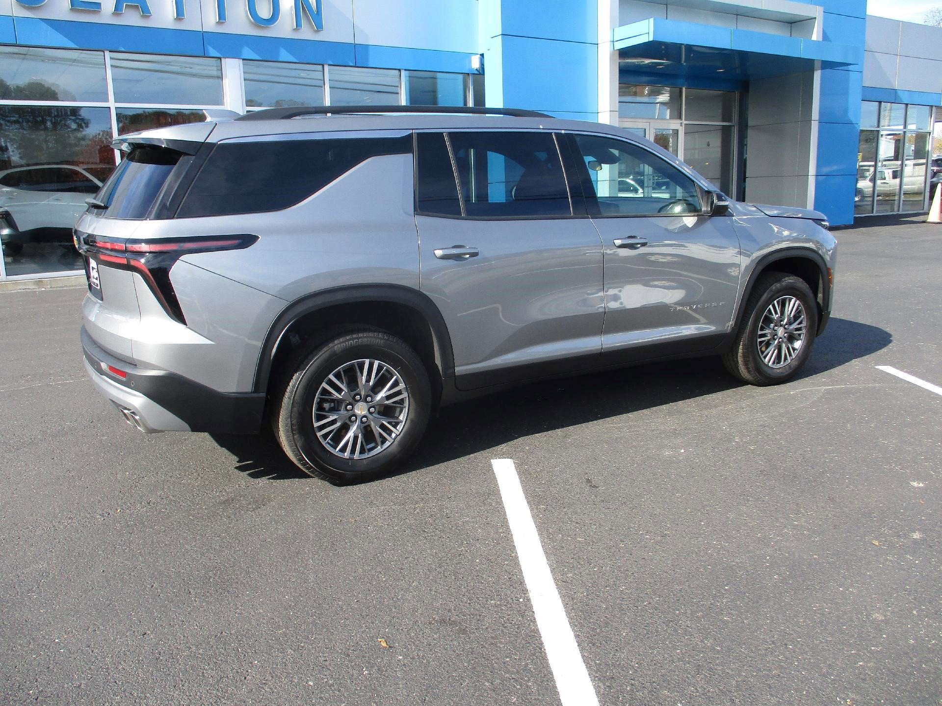 Used 2025 Chevrolet Traverse LT image 3