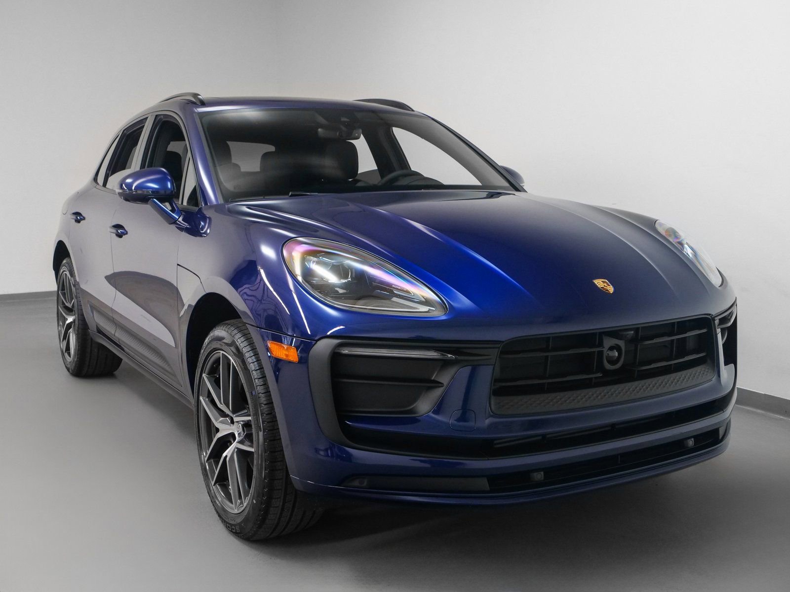 Certified 2025 Porsche Macan AWD/4WD image 9