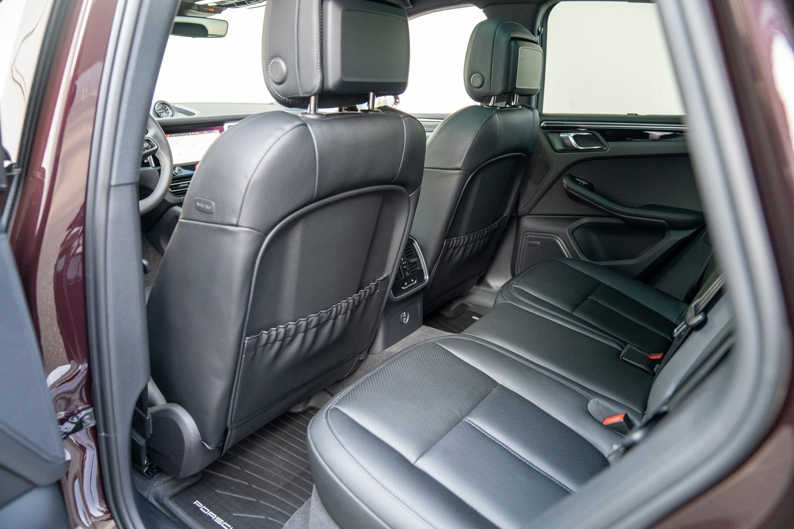 Certified 2025 Porsche Macan AWD/4WD image 20