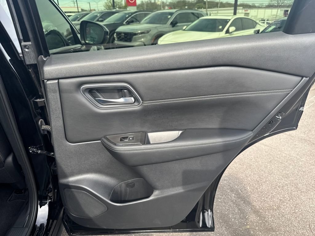 Used 2025 Nissan Rogue Platinum FWD image 43
