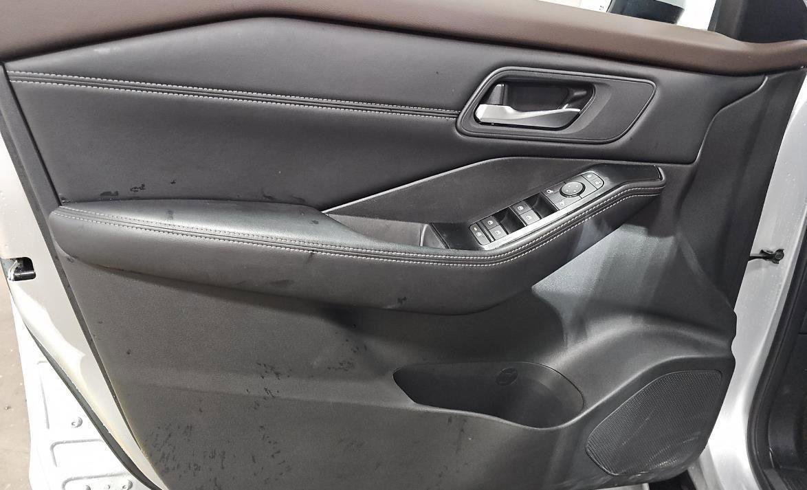 Used 2023 Nissan Rogue SV w/ SV Premium Package image 16