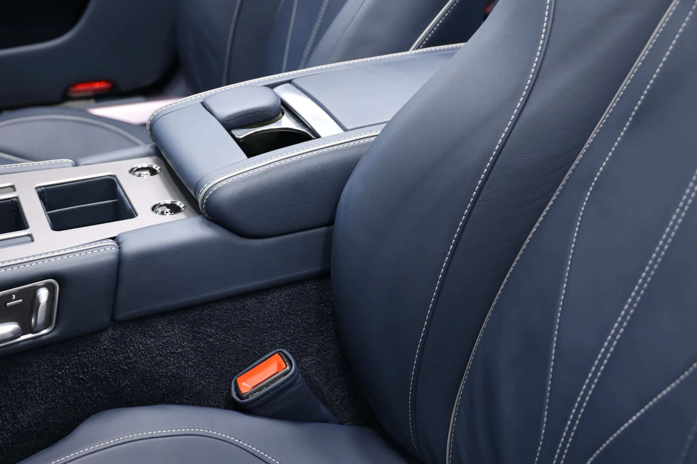 Used 2012 Aston Martin Virage Volante RWD image 18
