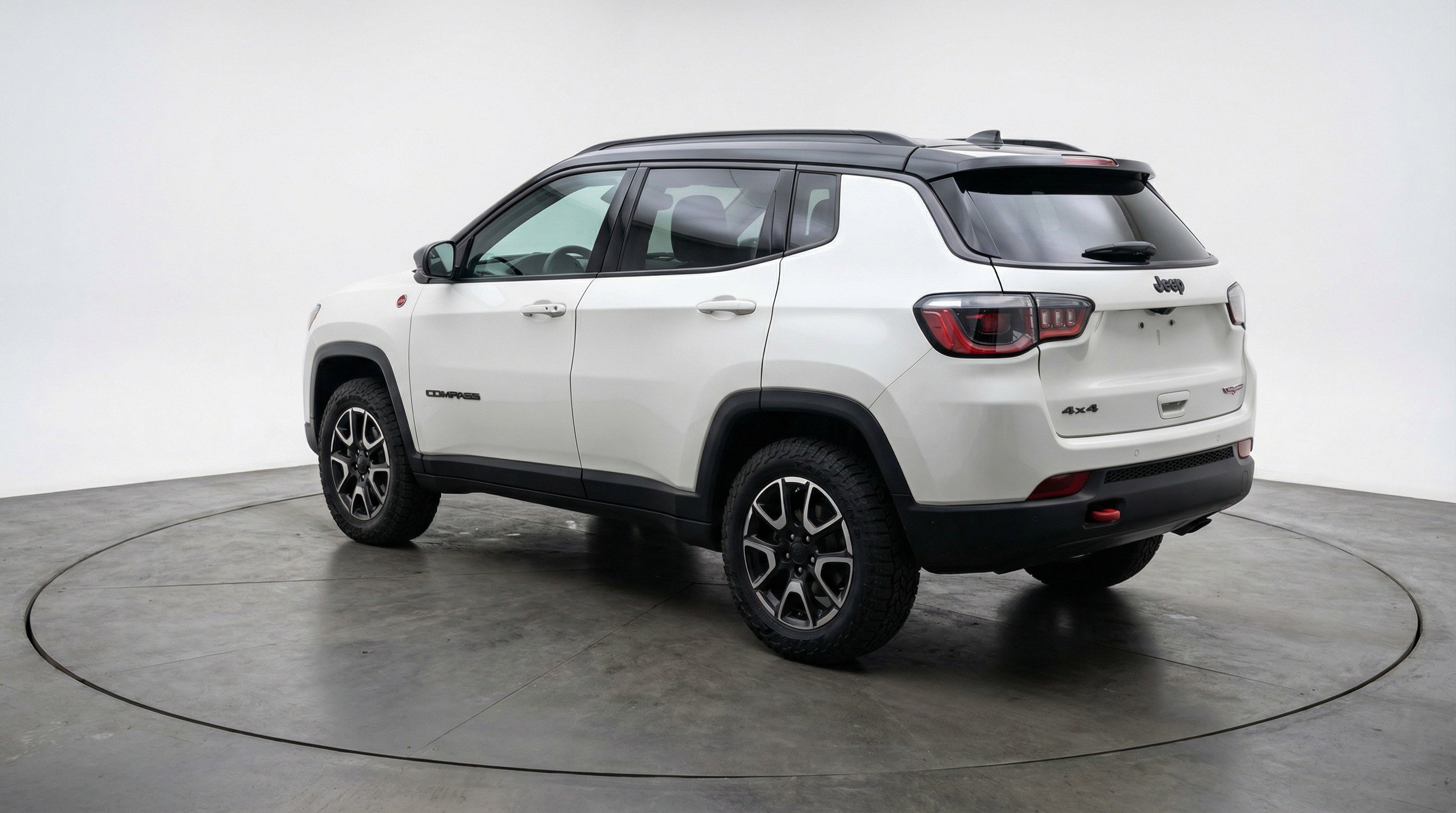 Used 2025 Jeep Compass Trailhawk image 6