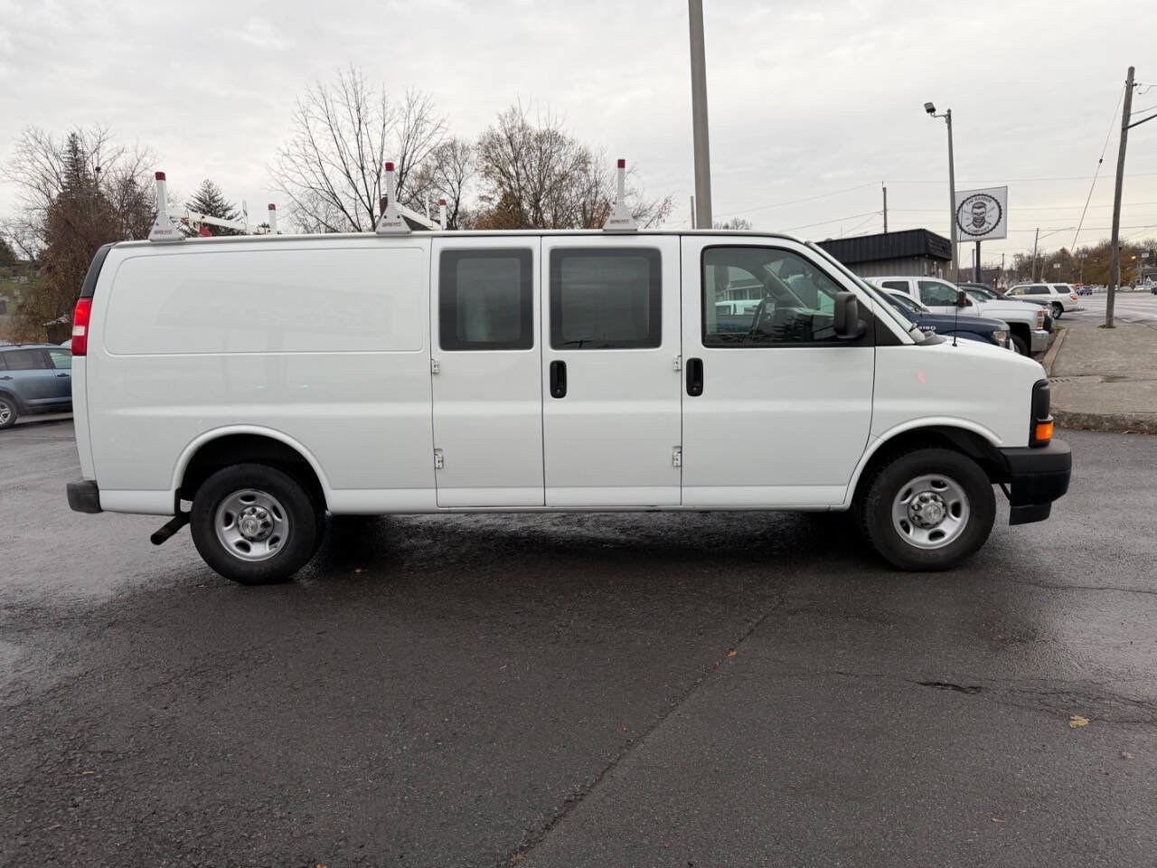 Used 2017 Chevrolet Express 2500 Extended RWD image 6