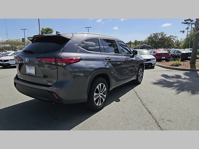 Used 2023 Toyota Highlander XLE image 27