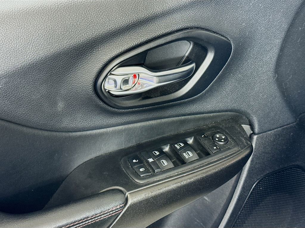 Used 2019 Jeep Cherokee Trailhawk w/ Comfort/Convenience Group AWD/4WD image 17