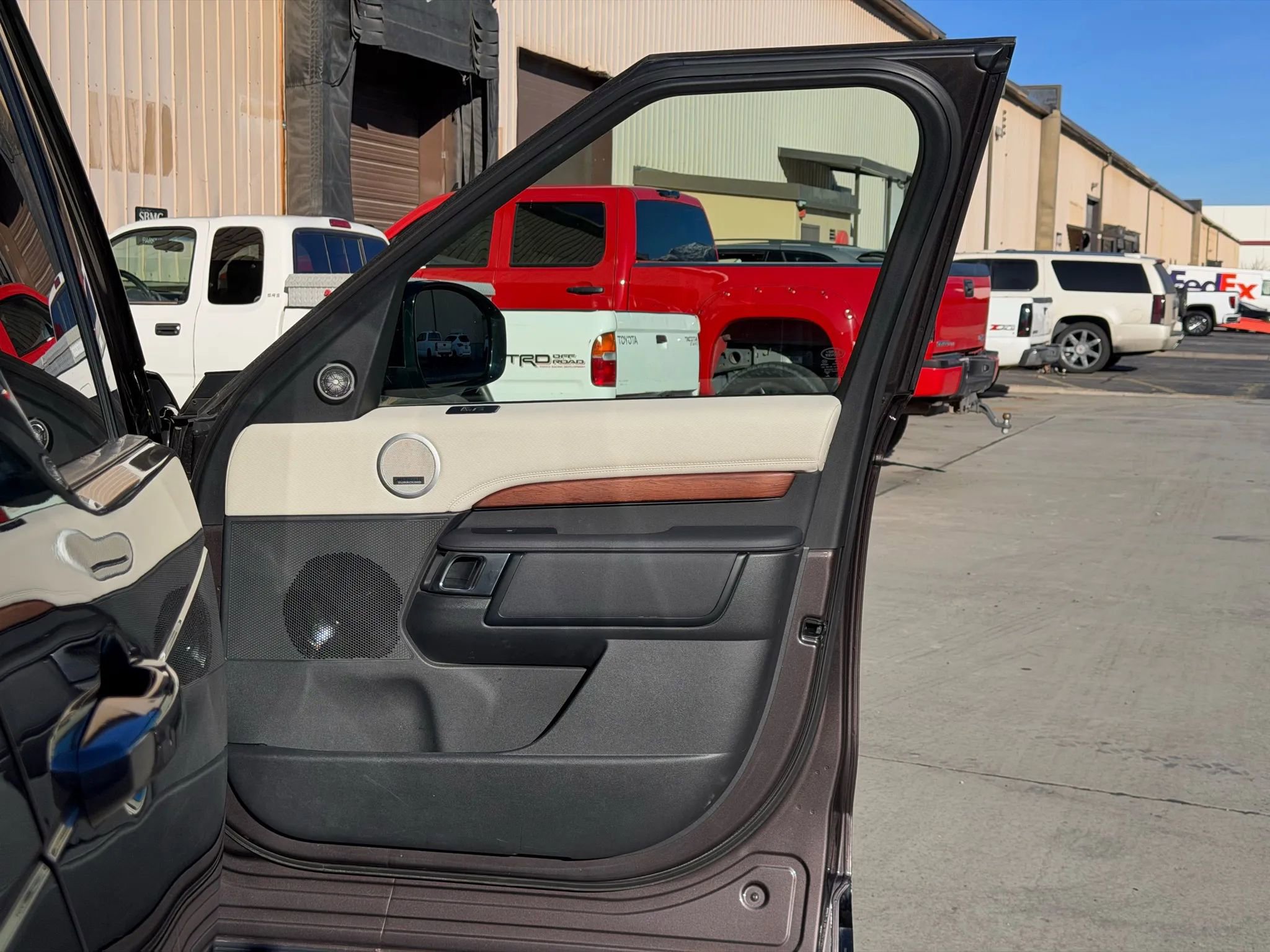 Used 2023 Land Rover Discovery Metropolitan Edition image 7