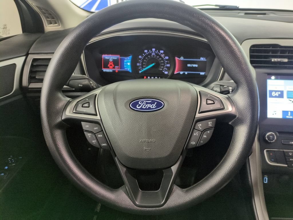 Used 2018 Ford Fusion SE w/ Fusion SE Technology Package FWD image 16