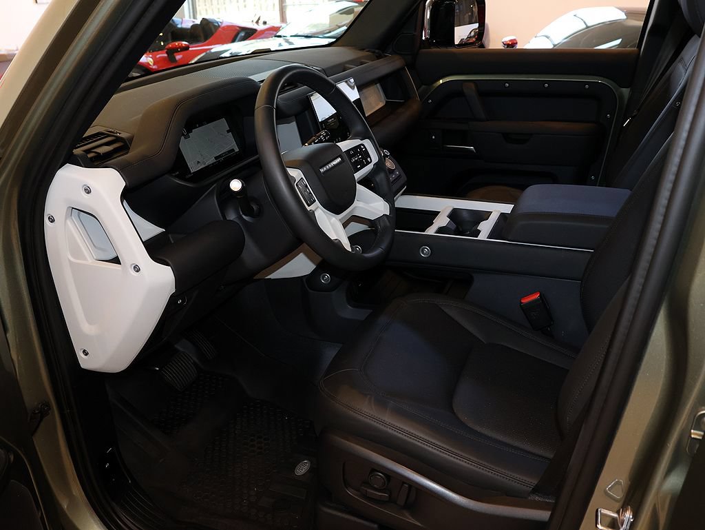 Used 2025 Land Rover Defender 110 S AWD/4WD image 4