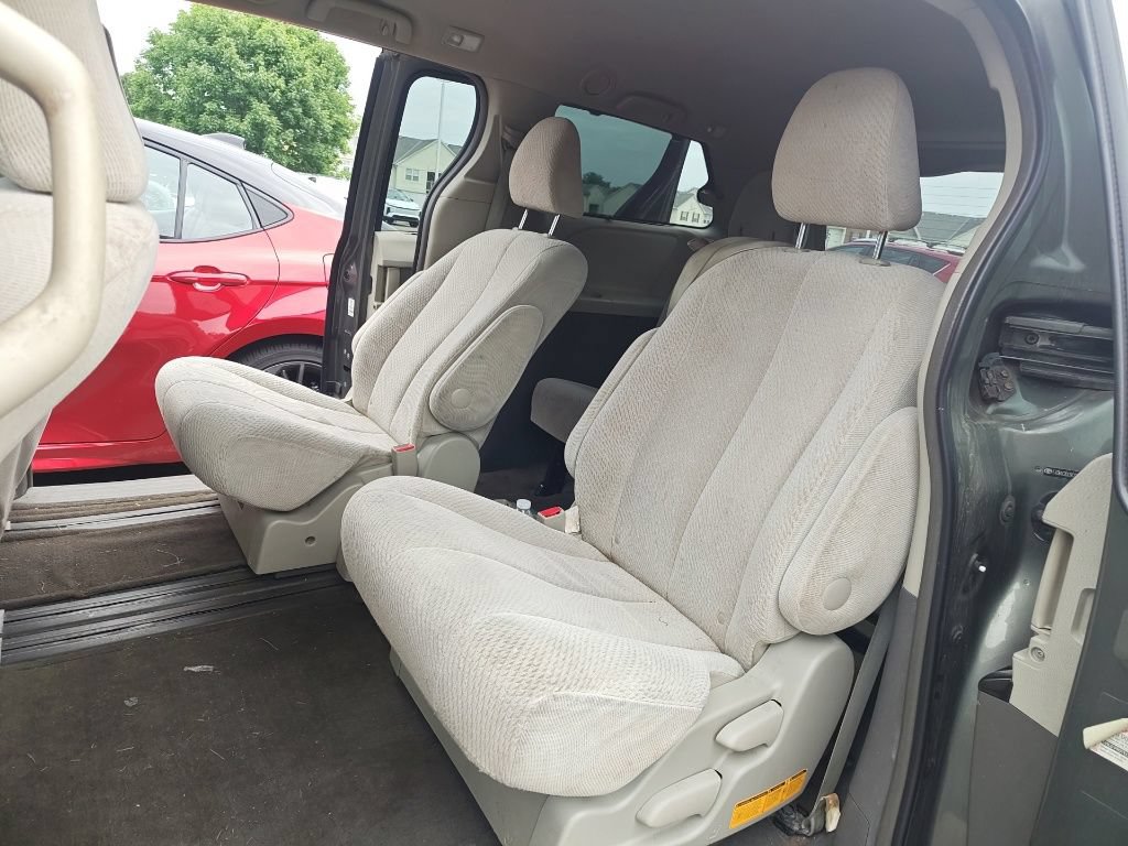 Used 2012 Toyota Sienna LE w/ Towing Pkg FWD image 11