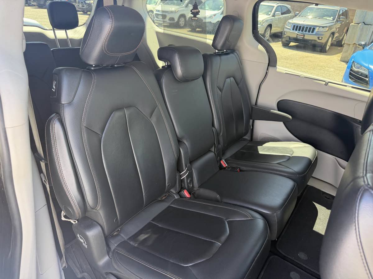 Used 2017 Chrysler Pacifica Touring-L FWD image 18