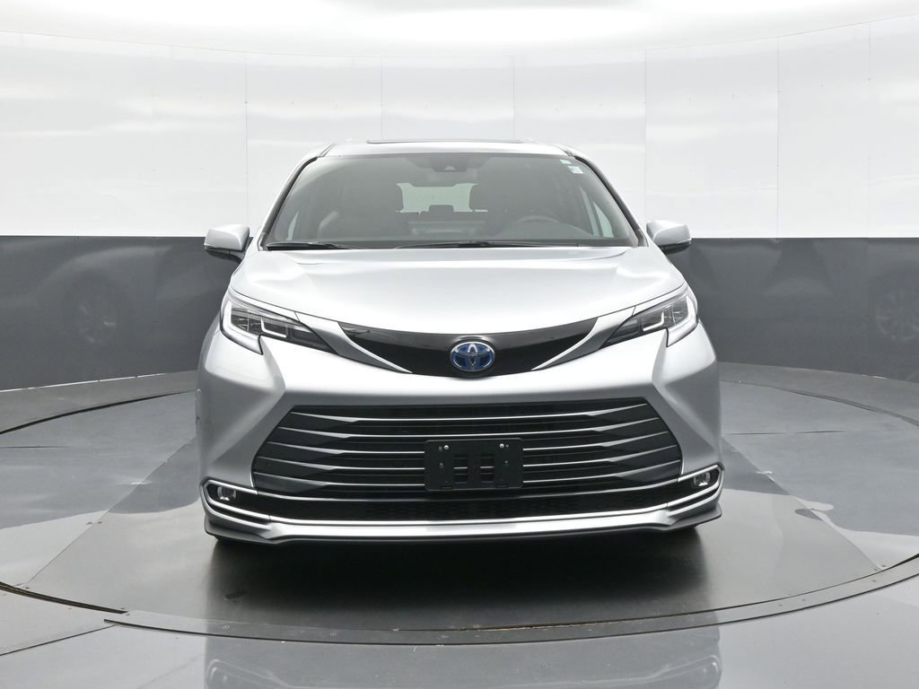 Used 2025 Toyota Sienna Limited AWD/4WD image 3