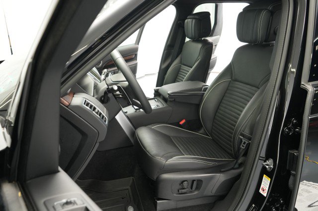 Used 2024 Land Rover Discovery Dynamic SE AWD/4WD image 32