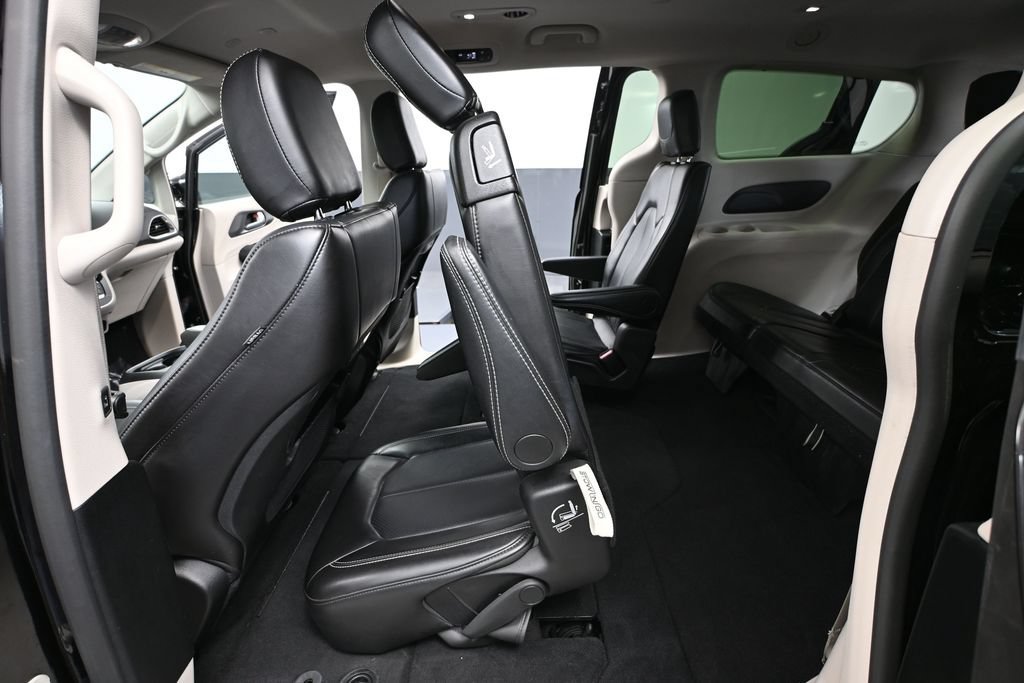 Used 2024 Chrysler Pacifica Touring-L FWD image 29