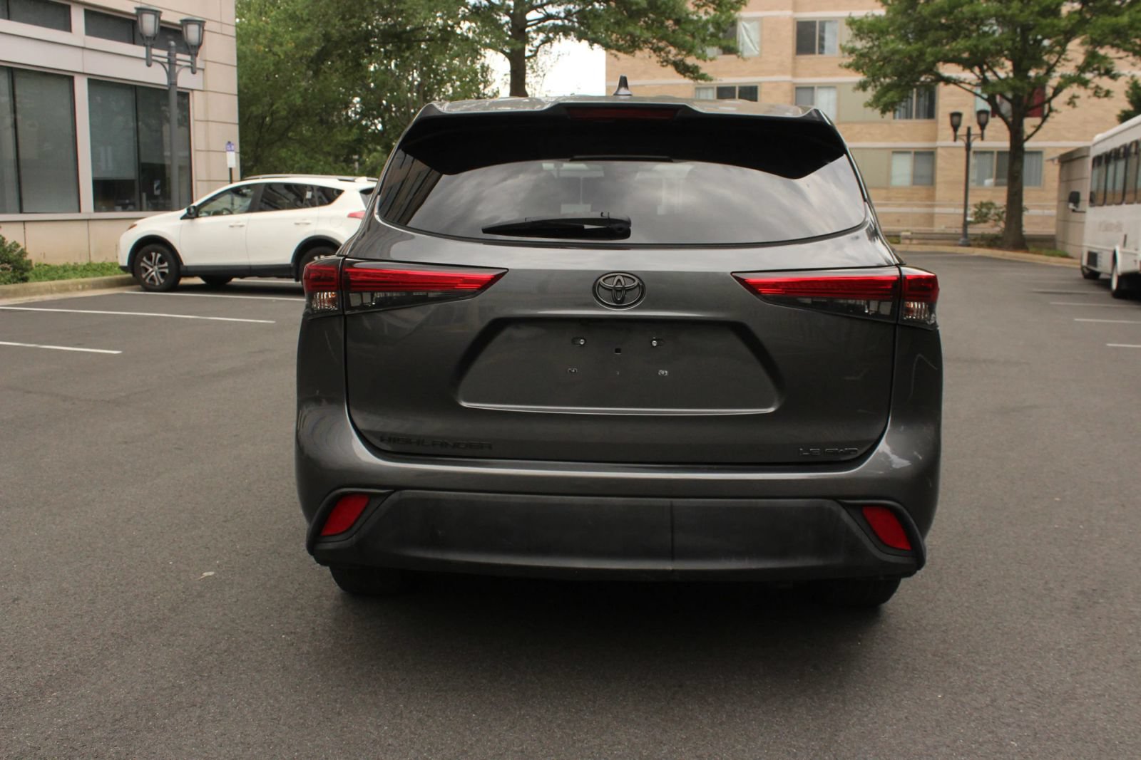 Used 2021 Toyota Highlander LE AWD/4WD image 8