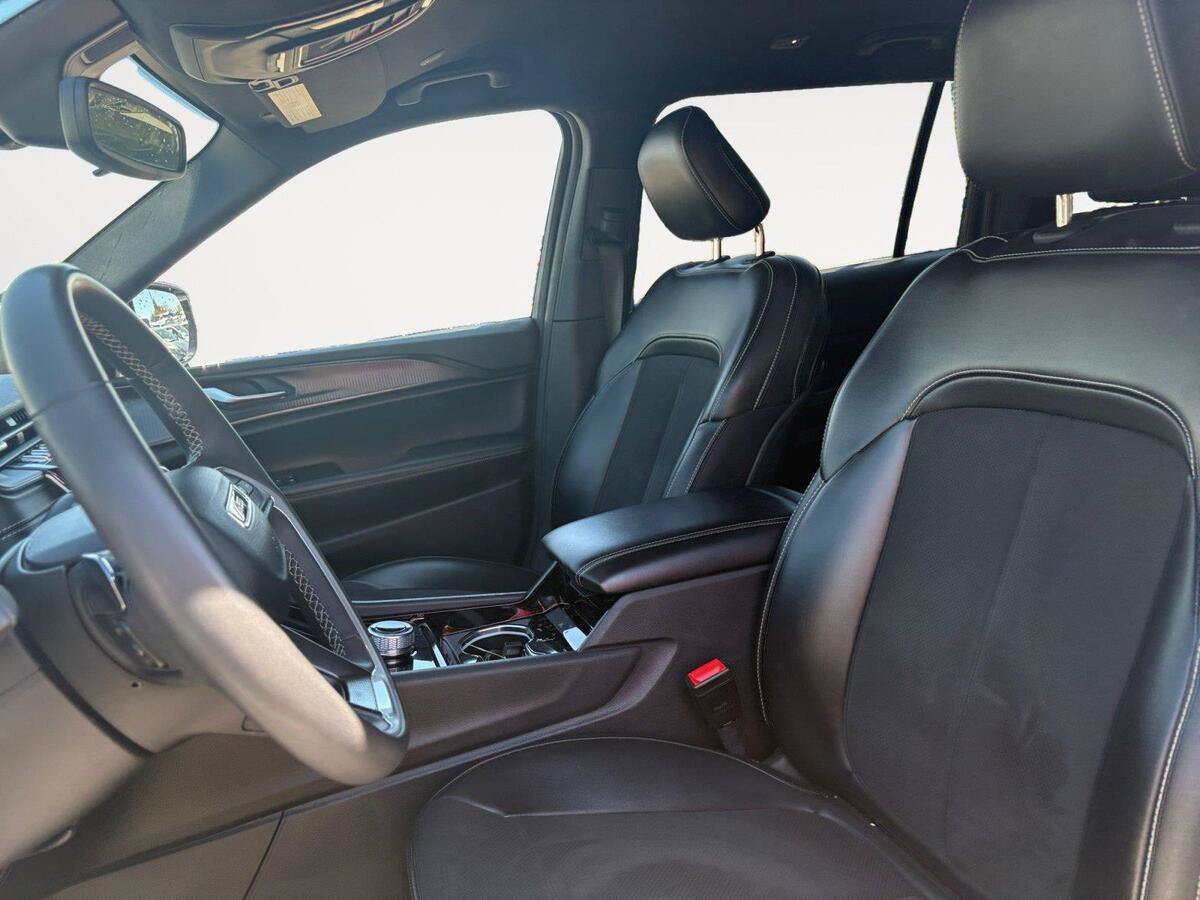 Used 2023 Jeep Grand Cherokee L Laredo AWD/4WD image 9